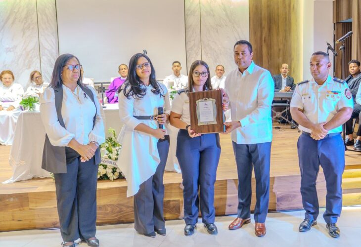 El reconocimiento a Mariah Valera se llevó a cabo en el marco de la misa oficiada en la sede principal de la institución por el reverendo padre José Ramón Arias quien recordó lo importante de valorar a nuestros seres queridos en vida.