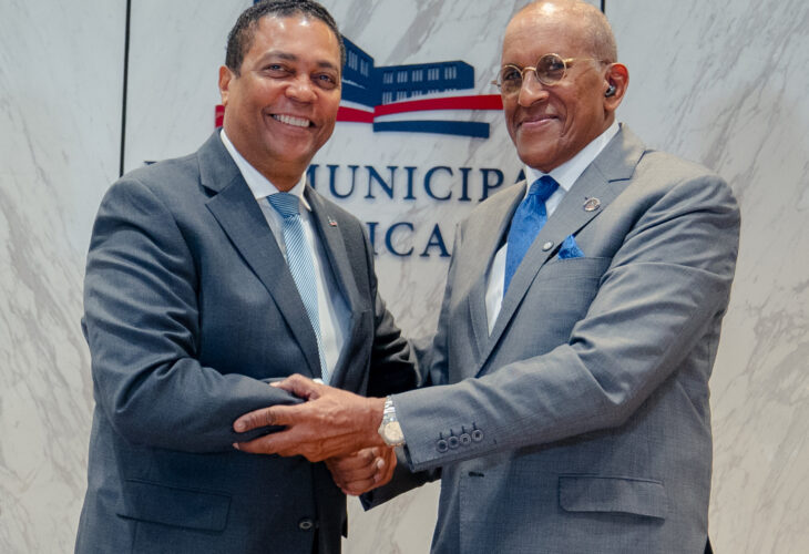 Santana García reconoció el compromiso de colaboración entre el presidente de la Liga Municipal y la Contraloría para crear sinergia de trabajo en favor de la consolidación institucional de los gobiernos locales en materia de control interno y mejora en la calidad de las operaciones que respaldan el gasto público.