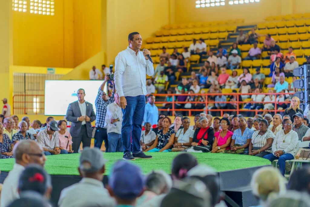 Víctor D’Aza hablando en Monte Plata