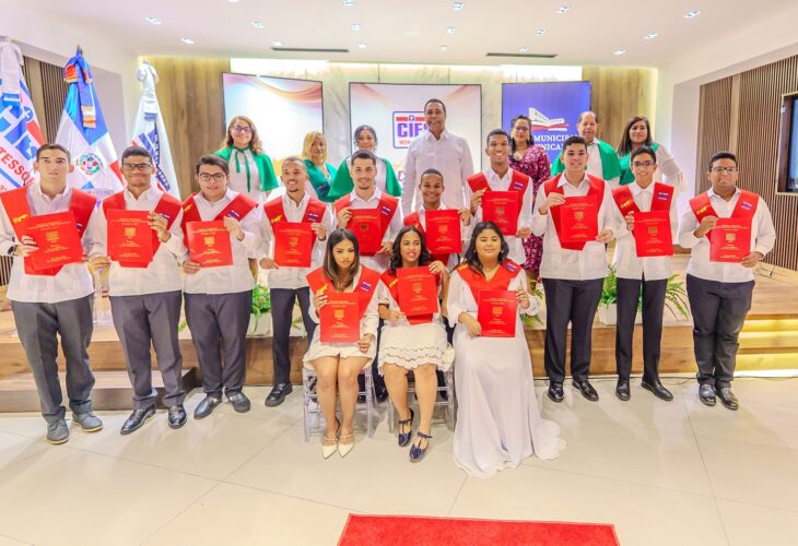 Santo Domingo. - La Liga Municipal Dominicana (LMD) acogió la celebración de la graduación de secundaria de jóvenes con Necesidades Específicas de Apoyo Educativo (NEAE) del CIES Montessori, quienes realizaron una pasantía de 60 horas en la institución, como parte de las acciones de inclusión laboral que promueve la entidad.