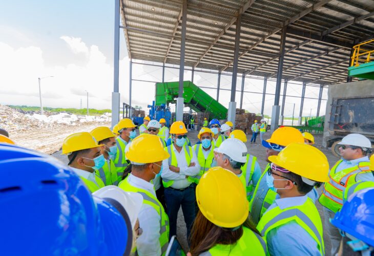 El avance en la discusión de este proyecto que ahora será conocido nuevamente en el Senado, para D´Aza es “una señal inequívoca de que existe un compromiso gubernamental para elevar la modernización y la calidad de la disposición final de residuos sólidos, así como su manejo, que está a cargo de los gobiernos locales”, sostuvo.