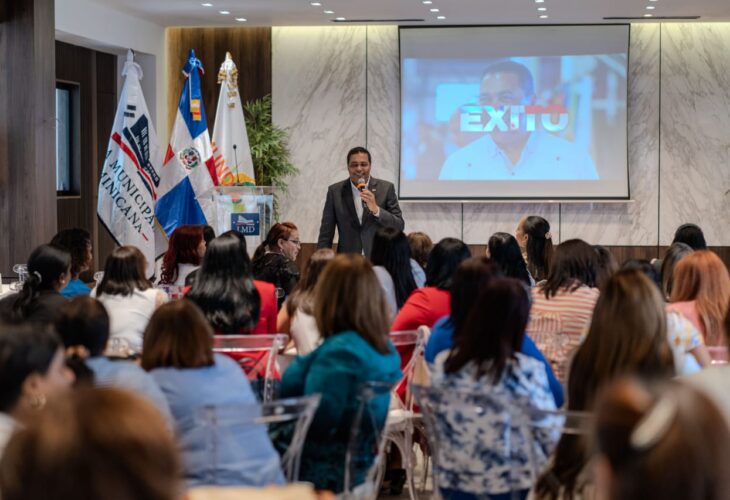 El presidente de la Liga Municipal Dominicana (LMD), Víctor D´Aza, fue el expositor principal en el Encuentro de Vicealcaldesas organizado por la Unión de Mujeres Municipalistas Dominicana (Unmundo), donde ofreció la conferencia titulada “Importancia de la descentralización y el desarrollo local para el bienestar de la gente”.